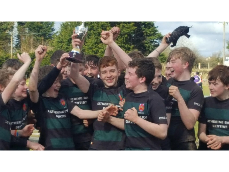 captain-paddy-mcguickan-holds-the-cup-aloft-with-jubliant-birr-players-1