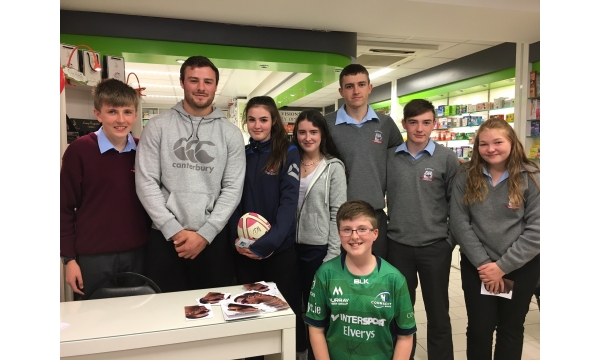  Robbie Henshaw meets some of our Youth players